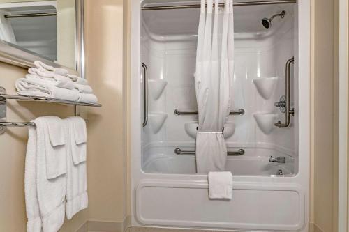 La salle de bains est pourvue d'une douche et de serviettes blanches. dans l'établissement Quality Inn & Suites Amsterdam, à Saint-Jean