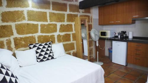 No.5B - Lovely Studio Apt with A/C in the centre of the old town