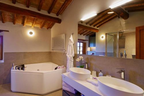 uma grande casa de banho com 2 lavatórios e uma banheira em Serena al Casalone - Arceno Rentals Club em San Gusmè
