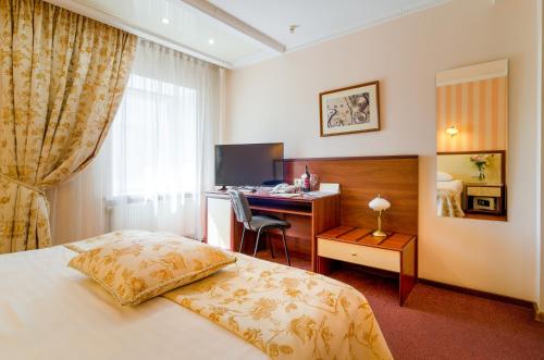 A bed or beds in a room at Raziotel Kryvyi Rih