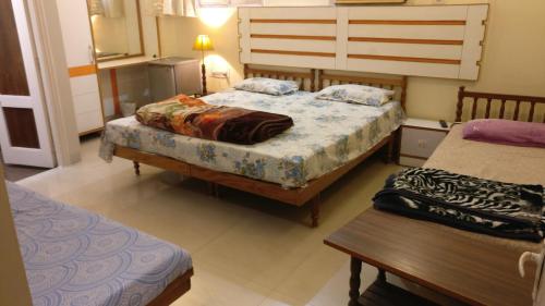 En eller flere senge i et værelse på Samrat Hotel
