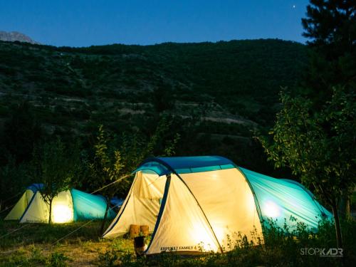 勾里斯的住宿－Camp'in Goris，两个帐篷,晚上坐在草地上