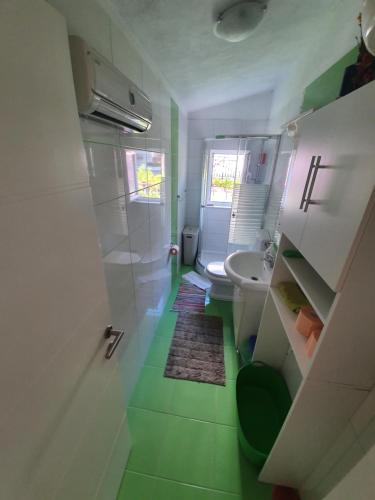 ein Bad mit einem WC und einem Waschbecken in der Unterkunft Apartments Petar btw. Split and Omiš in Jesenice