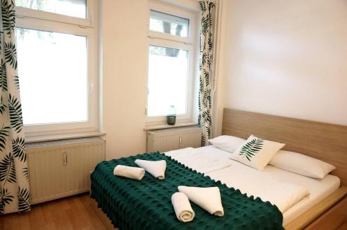ein Schlafzimmer mit einem großen Bett mit zwei Kissen darauf in der Unterkunft StayBearlin Apartments Prenzlauer Berg Dunckerstraße in Berlin