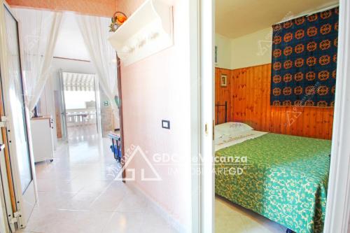 1 dormitorio en una casa con 1 cama en GD Case Vacanza - Veranda sul mare - en Andrano