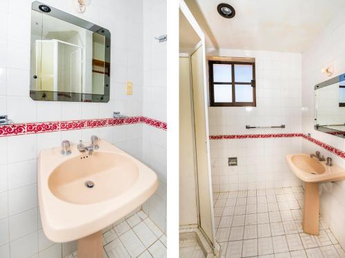 a bathroom with a sink and a toilet at Hotel La Casa Don Tito in Jocotitlán