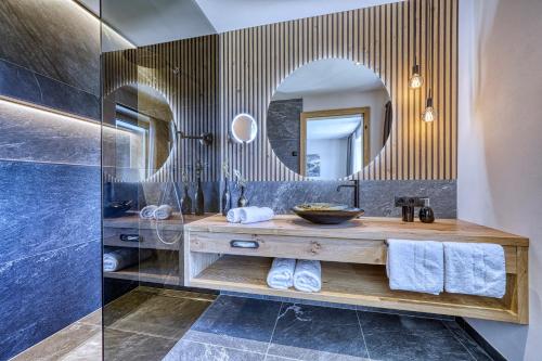 een badkamer met een wastafel en een spiegel bij Chalet Schlossberg Latemar in Nova Ponente