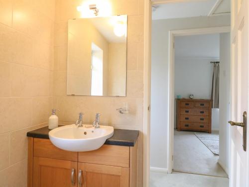La salle de bains est pourvue d'un lavabo et d'un miroir. dans l'établissement Tuliptree, à Chesterfield