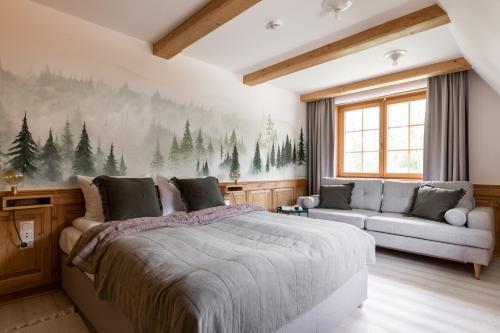 sypialnia z dużym łóżkiem i kanapą w obiekcie Apartamenty Franka Zakopane w mieście Kościelisko