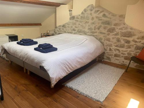 Un pat sau paturi într-o cameră la Superbe gîte Laugy dans les montagnes d'Ambert