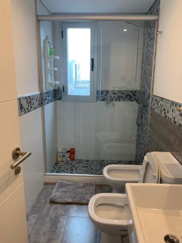 a bathroom with two toilets and a shower at Apartamento dos dormitorios en Arenas del Mar in Punta del Este