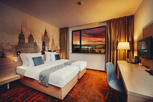 um quarto de hotel com uma cama, uma secretária e uma janela em Iris Hotel Eden - Czech Leading Hotels em Praga