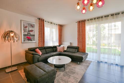 Ruang duduk di Perfect for Disney, Game room, Rooftop, Parking