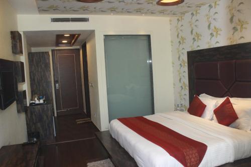 a bedroom with a large bed in a room at S S INTERNATIONAL in Dalhousie