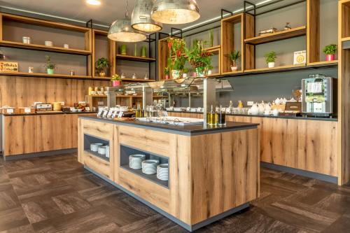 a bar in a restaurant with wooden walls at Aiden by Best Western Stadtgut Hotel Steyr - FREE PARKING in Steyr