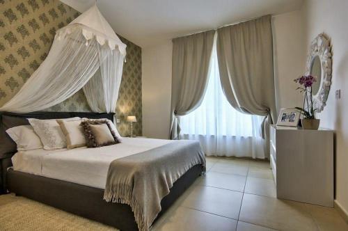 A bed or beds in a room at Luxury Apartment with Pool and Terrace, Top Location