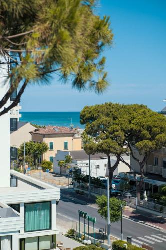 vista su una strada alberata e sull'oceano di Hotel Eliseo Riccione a Riccione