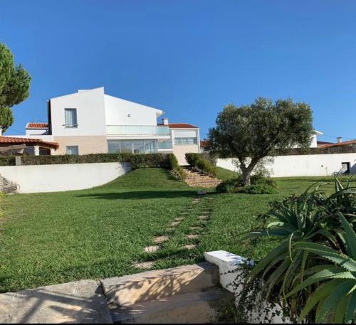 uma vista para uma casa a partir do pátio em Buarcos Luxury Guest house em Figueira da Foz