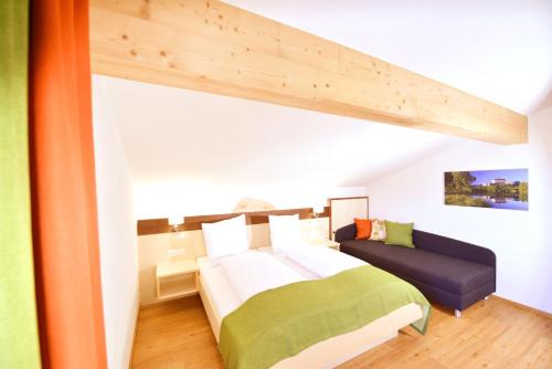 Un pat sau paturi într-o cameră la Appartements Kolb