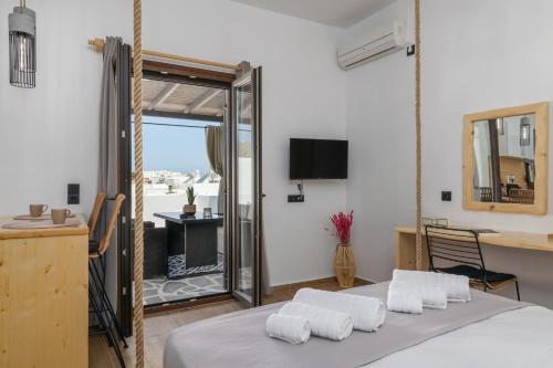 - une chambre avec un lit doté de draps blancs et une fenêtre dans l'établissement Melina's Cozy Apartment, à Triovasálos