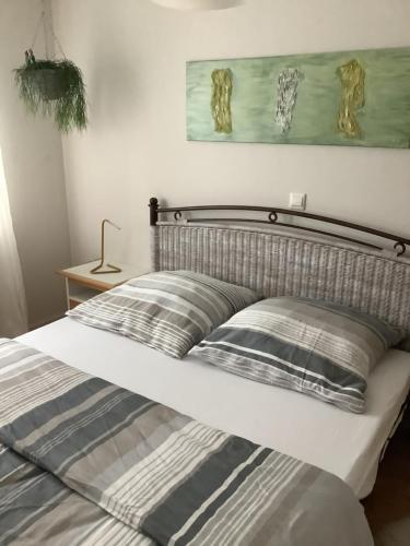 Ένα ή περισσότερα κρεβάτια σε δωμάτιο στο Helle freundliche Wohnung + Garten zum Wohlfühlen