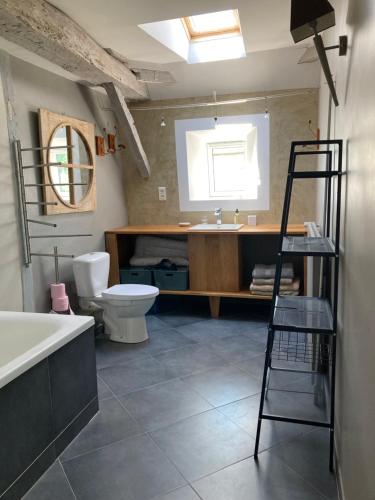 e bagno con lavandino, servizi igienici e vasca. di La Jauberthie a Vanxains