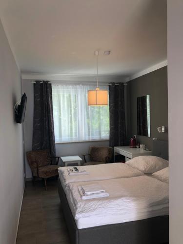 a bedroom with a large bed and a window at Asiatisches Landhaus in Braunsbedra