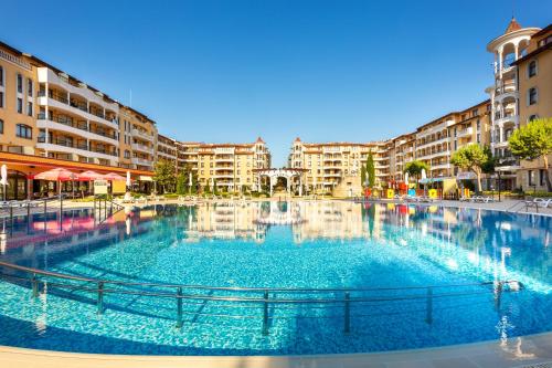 uma grande piscina numa cidade com edifícios em Royal Sun Holiday Complex em Sunny Beach