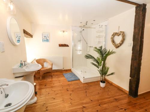een badkamer met een douche, een toilet en een wastafel bij The Barn in Buxton