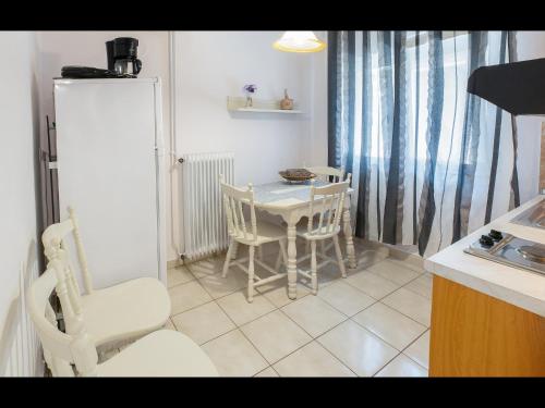 Η κουζίνα ή μικρή κουζίνα στο Villa Rania