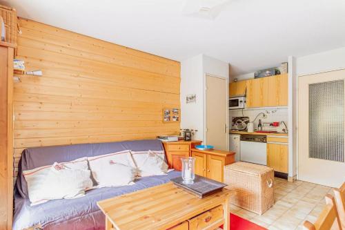 - une cuisine avec un canapé et une table dans une chambre dans l'établissement Apartment Near The Slopes La Salle Des Alpes, à La Salle Les Alpes