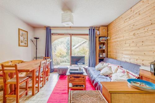 un salon avec un canapé et une table dans l'établissement Apartment Near The Slopes La Salle Des Alpes, à La Salle Les Alpes