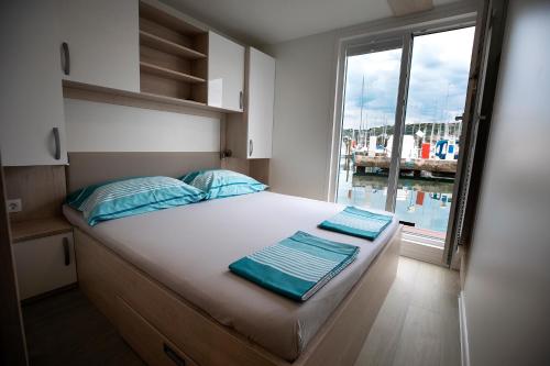 Un pat sau paturi într-o cameră la Categorical Floating House