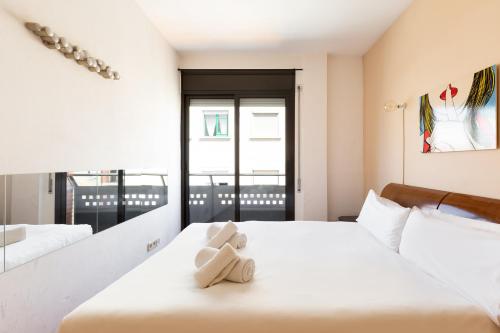 巴塞隆納的住宿－Stay U-nique Apartments Bonsoms，一间卧室配有一张床,上面有两条毛巾