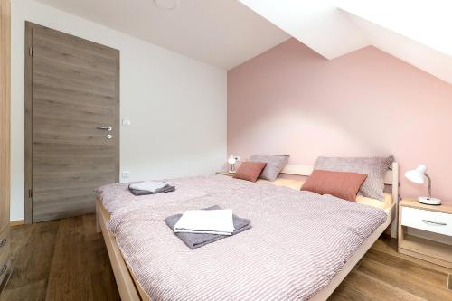 ein Schlafzimmer mit einem großen Bett in einem Zimmer in der Unterkunft Apartmaji Rupnik in Bohinjska Bistrica