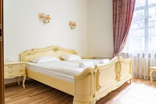 Un dormitorio con una gran cama blanca y una ventana. en Old Town Cat Apartment, en Klaipėda