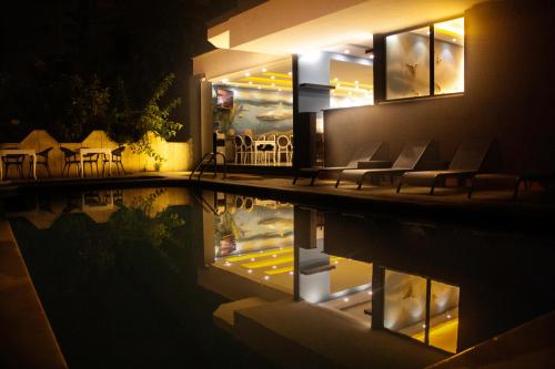 ein Gebäude mit Stühlen und einem Swimmingpool in der Nacht in der Unterkunft Livaneli Boutique Otel in Alanya