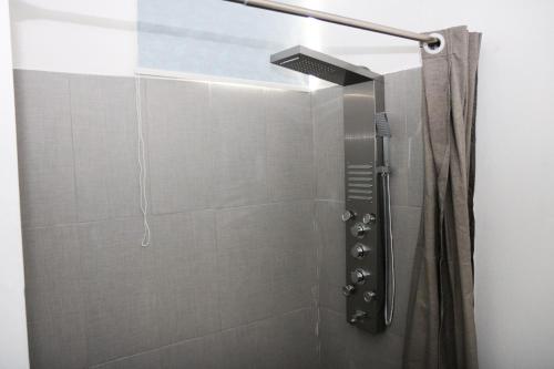 y baño con ducha y cortina de ducha. en Mavs Boutique At Ponce en Ponce
