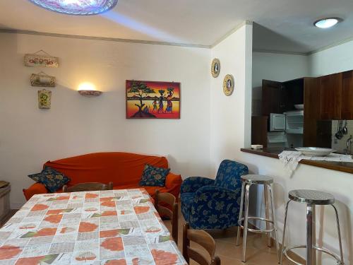 a room with a table and chairs and a kitchen at Agriturismo Colle Dei Venti in Arsita