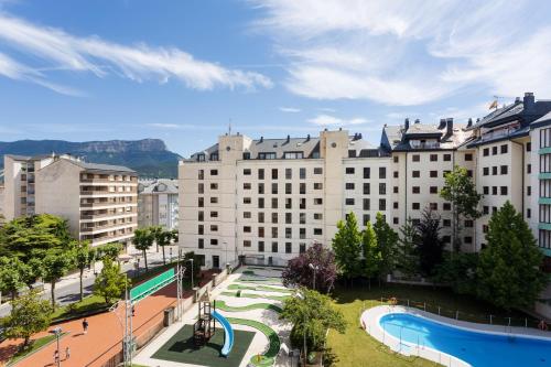 - une vue sur un grand bâtiment avec une piscine dans l'établissement Gran Hotel de Jaca, à Jaca
