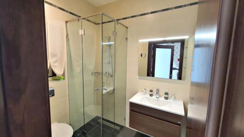 A bathroom at Luxury Apartment with Pool and Terrace, Top Location