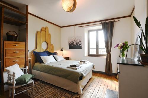 Un dormitorio con una cama grande y una ventana en Gîte Champagne LA PARCELLE, en Connigis