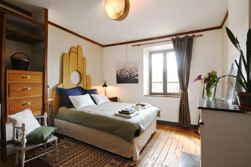 a bedroom with a large bed and a window at Gîte Champagne LA PARCELLE in Connigis