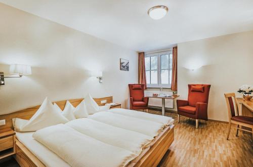 Een bed of bedden in een kamer bij Hotel Schneider Dependance