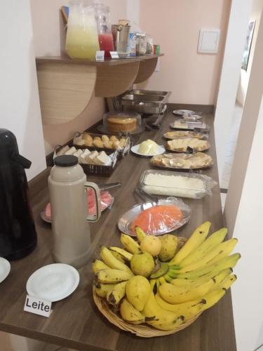 un tavolo con un casco di banane e altri cibi di Hotel Alelos - Ituaçu Bahia a Ituaçu