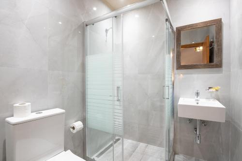a bathroom with a shower and a toilet and a sink at Yannis Hotel in Krinídhes