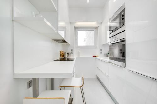 Elegant Light Two Bedroom Apartment in City Center
