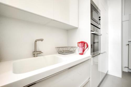 Elegant Light Two Bedroom Apartment in City Center