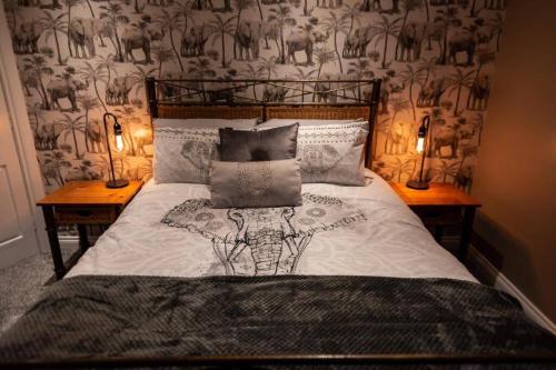 sypialnia z łóżkiem z dwoma stolikami końcowymi i dwoma lampami w obiekcie Adorable First Floor 1-bedroom Loft with decking w mieście Omagh