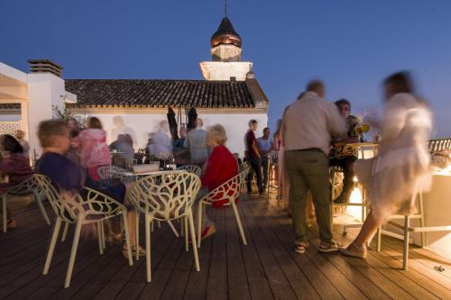 アヤモンテにあるPosada El Convento Mercedario by Ĥの甲板に座る人々